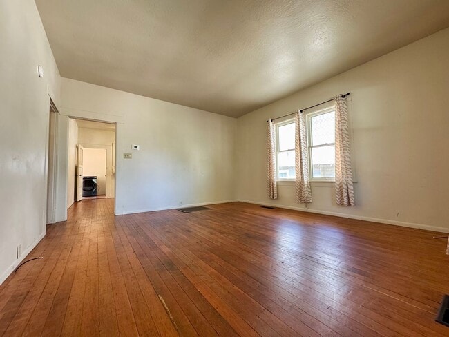 Building Photo - 2 Story home close to downtown