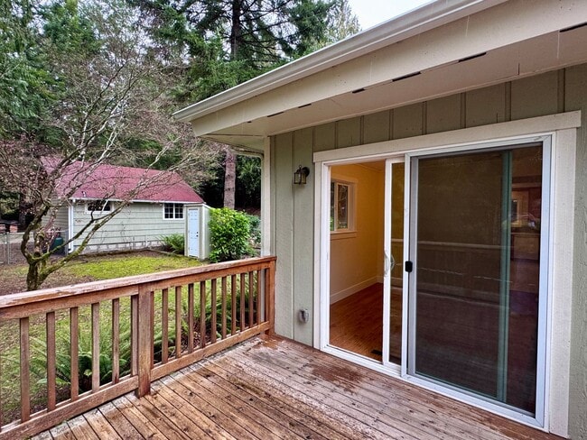 Building Photo - Location Location Location....plus a darling one story cottage