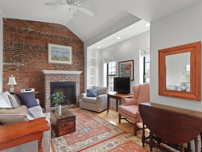 Primary Photo - 110 Charles St
