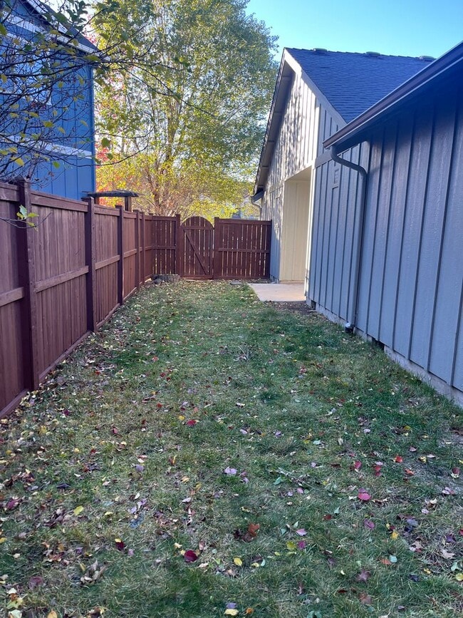 Building Photo - 3 bedroom, 2 bathroom single story home in...