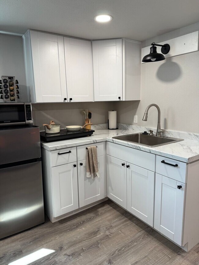 Building Photo - Fully Furnished 1-Bedroom Apartment – Private Entry – Sellwood