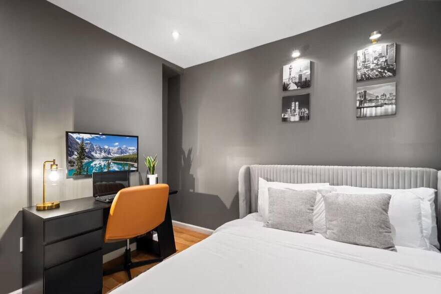 Building Photo - 32 E 44th St