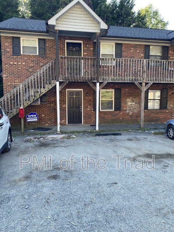 Building Photo - 1600 Oak Croft St