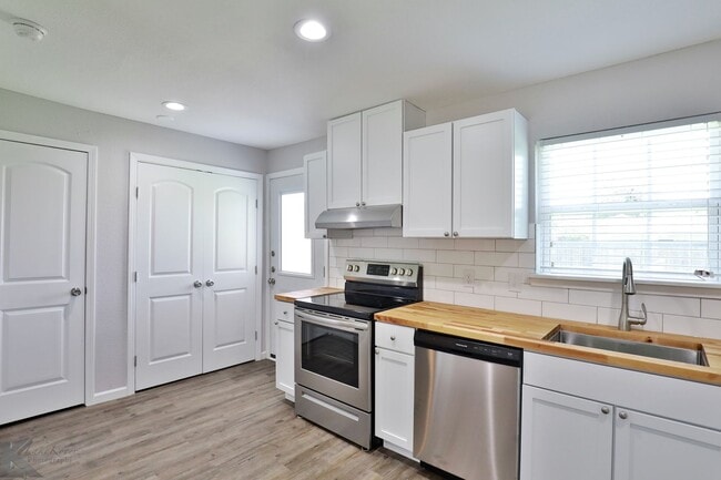 Building Photo - 3 bed, 2 bath, updated with all appliances provided!