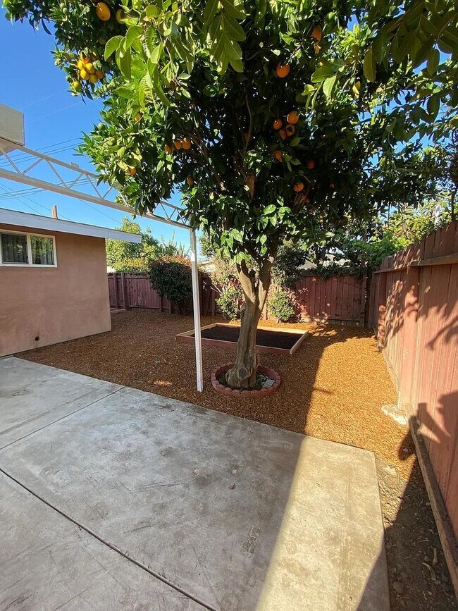 Building Photo - Central costa Mesa 5 bdrm home