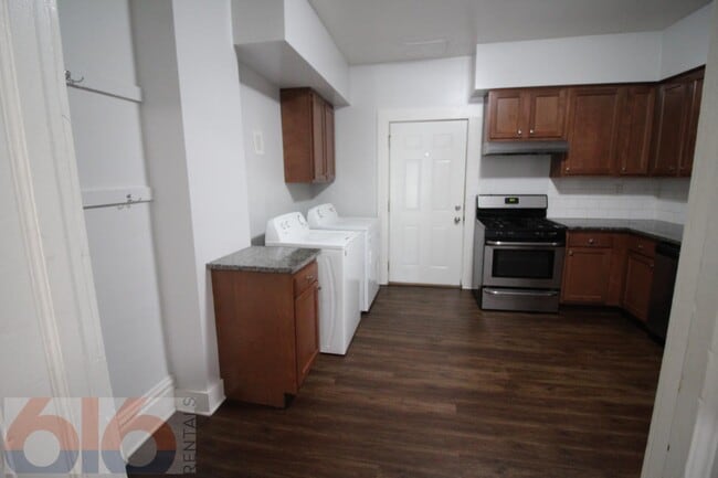 Building Photo - 243 Valley Ave NW