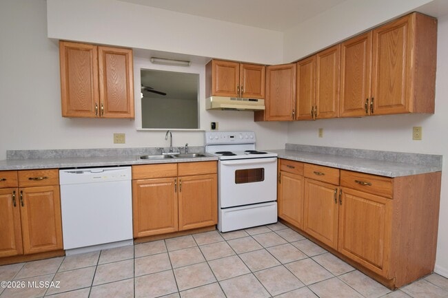 Building Photo - 3156 N Vista Del Forte Dr