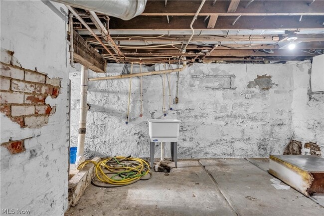 Building Photo - 3624 Archwood Ave
