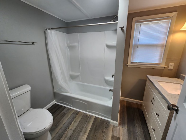 Building Photo - 432 48th St