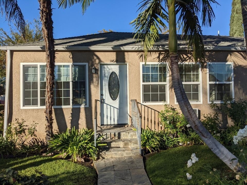 Building Photo - 14641 Moorpark St