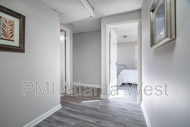 Building Photo - 2135 Knighton Dr