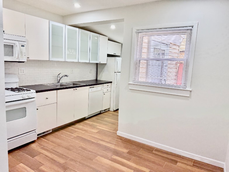 Building Photo - 2606 E Madison St