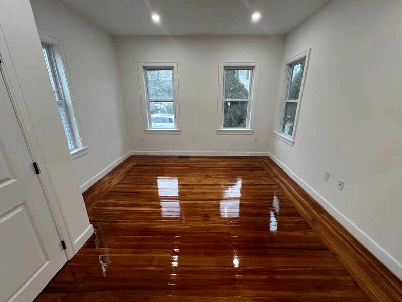 Building Photo - 82 Albertina St