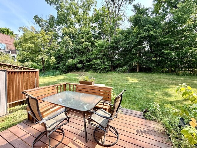 Building Photo - Beautiful 3 level townhouse - ALL utilitie...