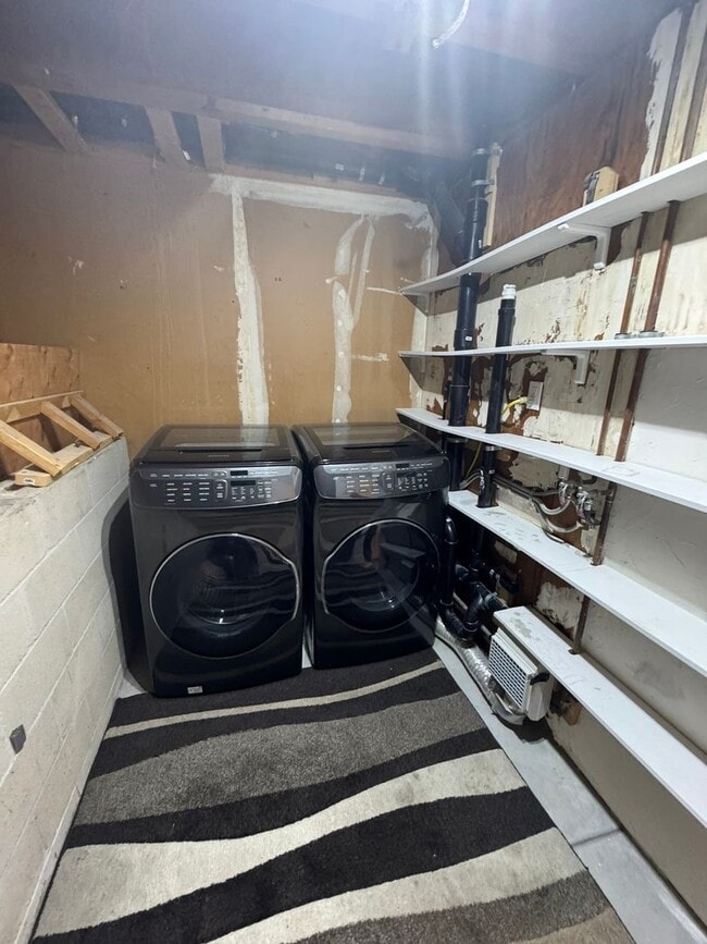 Building Photo - 3BD/2BA HOME w/ attached garage near USD/C...