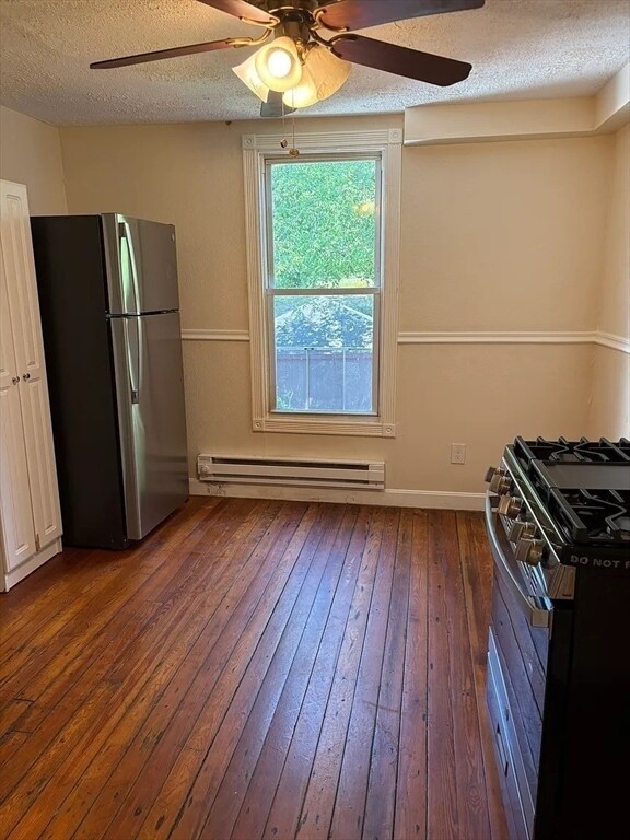 Building Photo - 633 River St