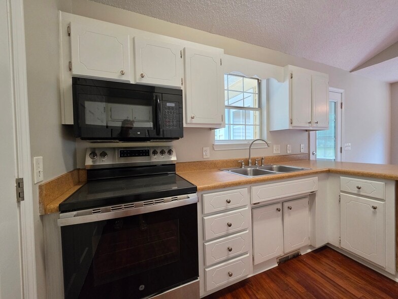 Building Photo - 503 Dunwoody Dr