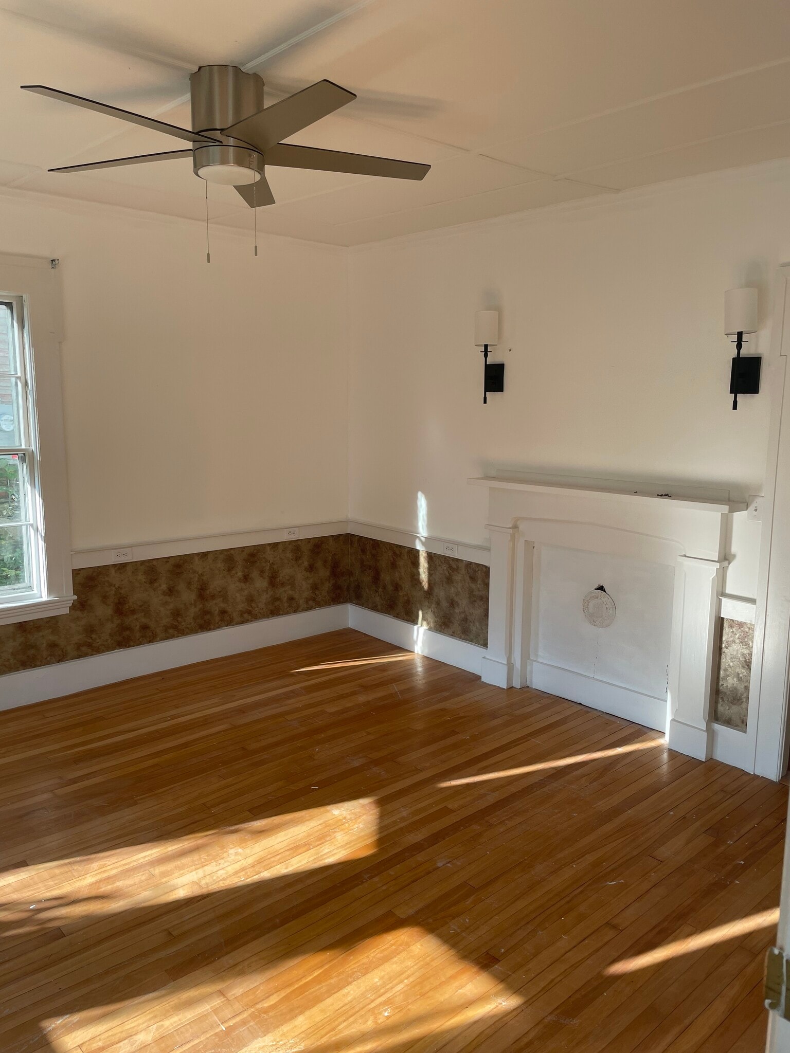 Living top with bay window, tall ceilings and hardwood floor - 706 Middle St