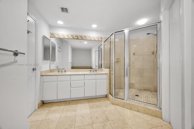 Building Photo - 888 Brickell Key Dr