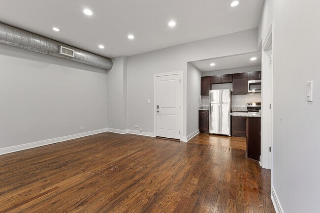 Building Photo - 1608 W Sherwin Ave