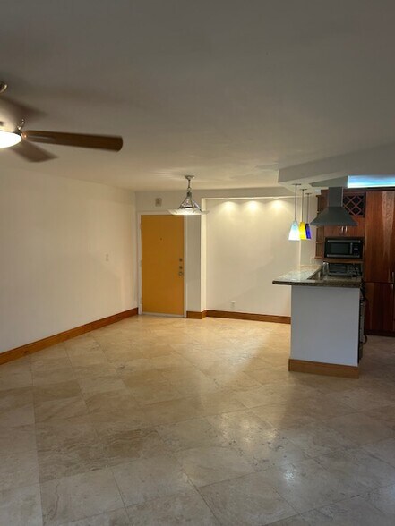 Building Photo - 124 NE 19th Ct
