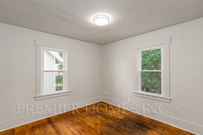 Building Photo - 3 Bed Home with Garage, Private Driveway & Yard – $1,495/mo