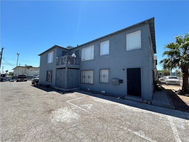Building Photo - 1711 Santa Paula Dr