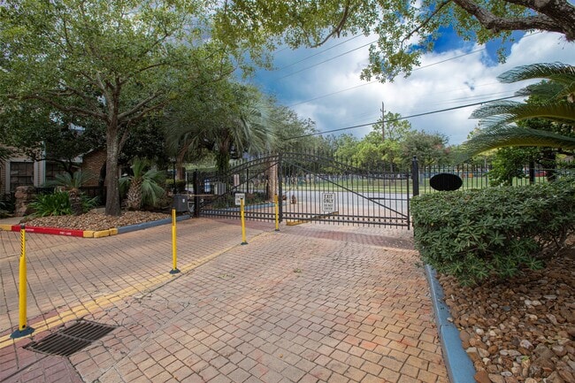 Building Photo - 2300 Old Spanish Trl