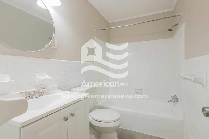 Building Photo - 3215 Commodore Dr