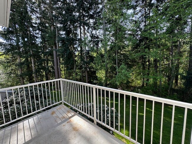 Building Photo - Beautifully Updated 2 Bedroom Condo