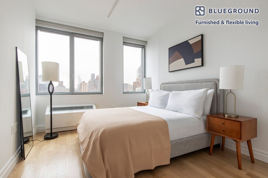 Building Photo - 550 W 54th St