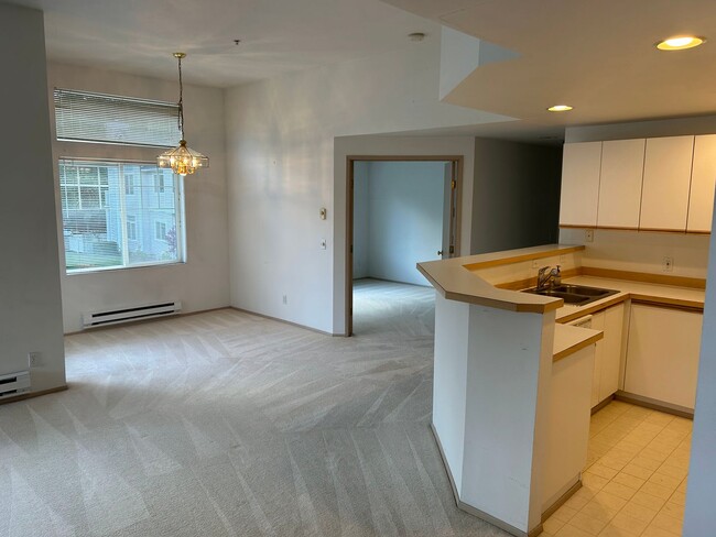 Building Photo - 2 Bed, 2 bath Condo w/garage in West Bay at The Lakes in Kent, $2550/mo.