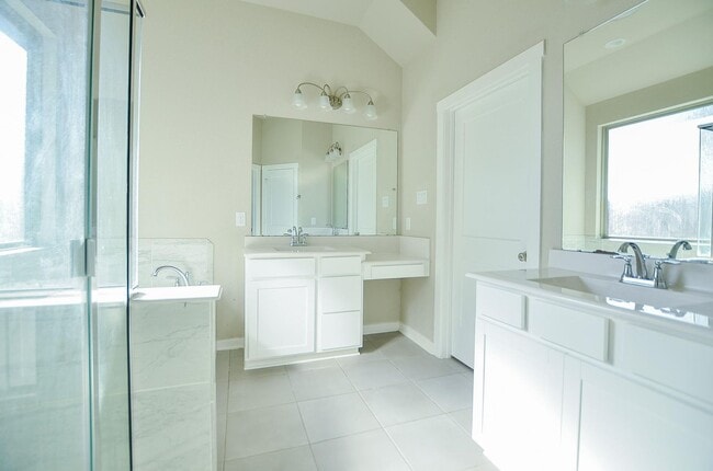 Building Photo - Beautiful 2 story home with 4 bedrooms, 2,...