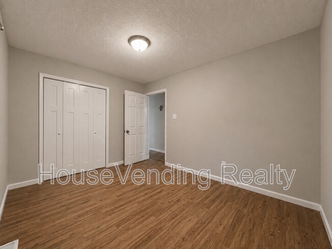 Building Photo - 2214 Highland Rd