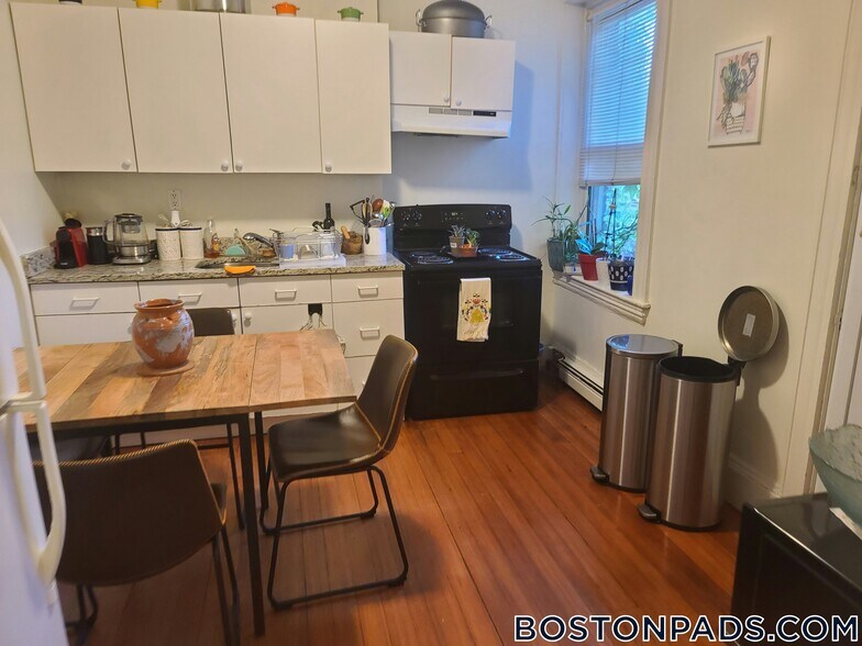 Building Photo - 208 Winthrop Rd