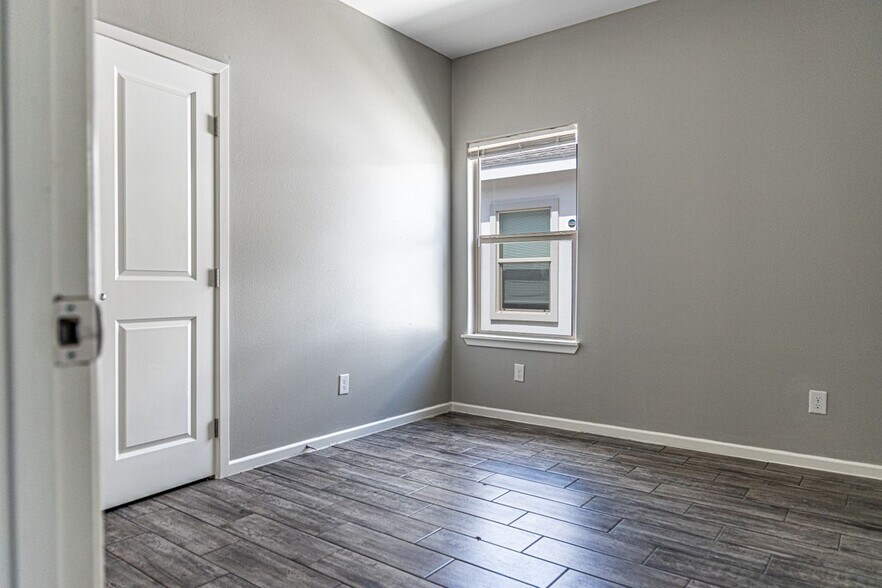 Building Photo - 5808 Sandpiper Ave
