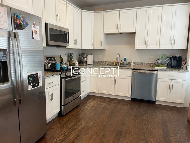 Building Photo - 2045 Beacon St