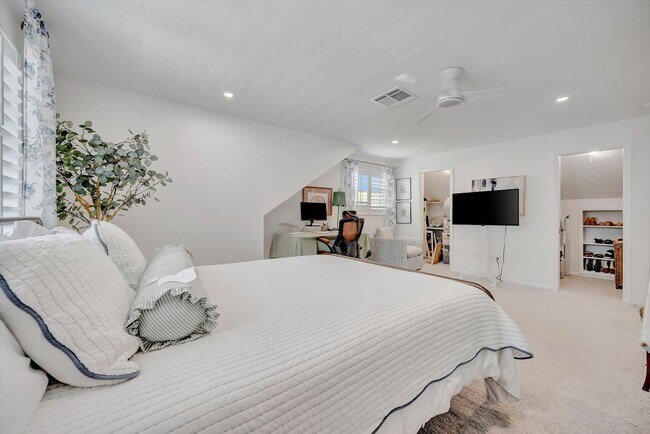 Building Photo - Luxury 5 Bed/4 Bath Pool Home on a Golf Course in Central Sarasota