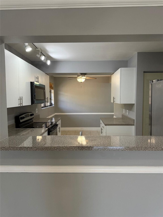 Building Photo - 2033 Coral Ridge Dr