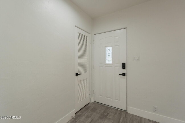 Building Photo - 1116 E Fern Dr N