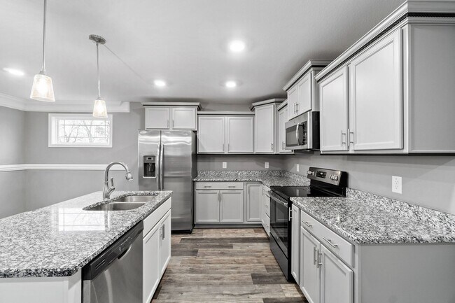 Building Photo - Pet Friendly Three Bedroom with Bonus!