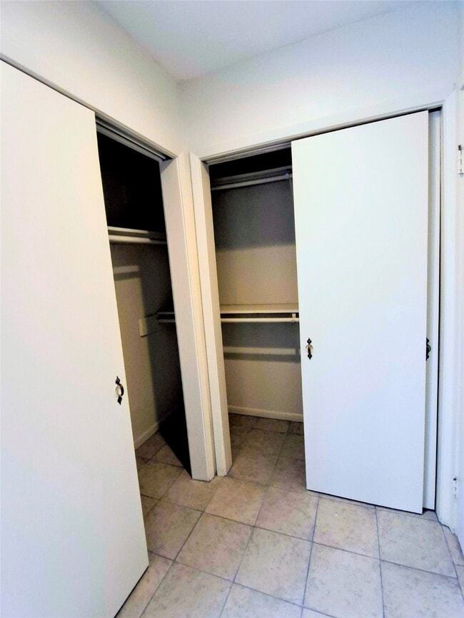 Building Photo - 500 Tiki Dr