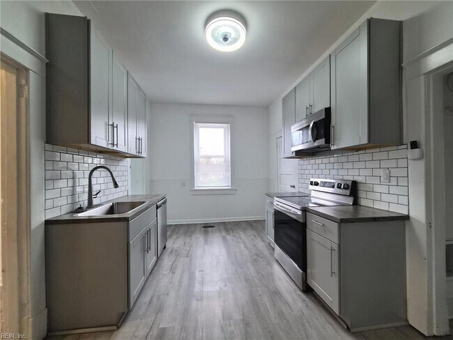 Building Photo - 351 51st St