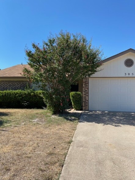 Primary Photo - 305 Bronc Dr