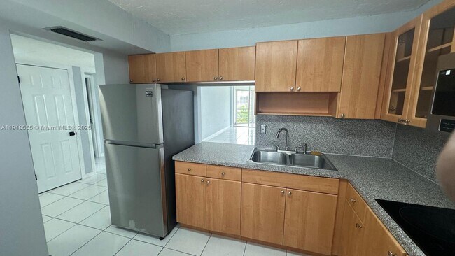 Building Photo - 1701 NE 191st St