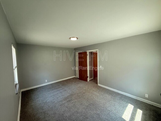 Building Photo - 3135 Mozart Ave