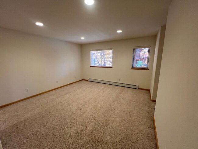 Building Photo - Low Elevation Home Steps From Championship Golf Course
