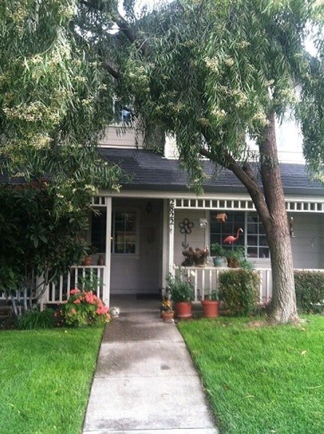 Building Photo - Desirable 3 Bedroom Townhouse on the Southside of Livermore