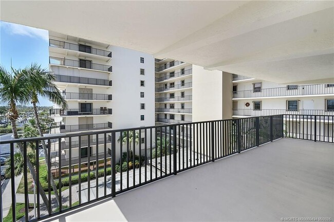 Building Photo - 10044 S Ocean Dr