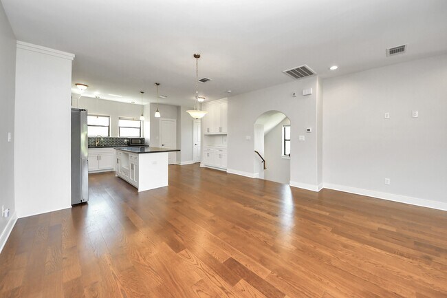 Building Photo - 1112 Amundsen St